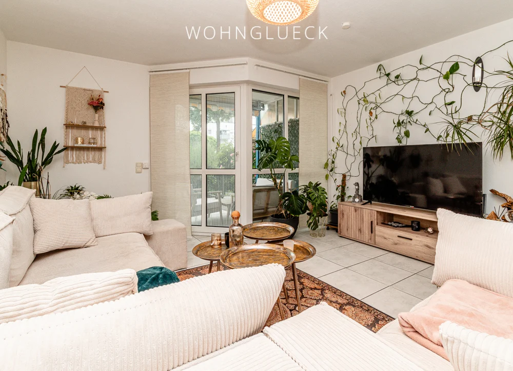 Wohnzimmer mit Zugang auf die Terrasse 