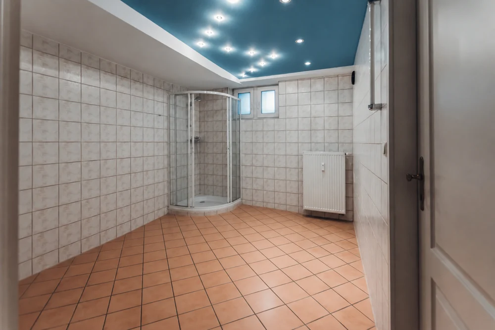Raum mit Dusche