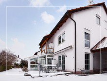 Gartenansicht mit Zugang zu Garage und Carport PLATZ F�R FAMILIEN: HAUS IN HAUS MIT EINLIEGERWOHNUNG