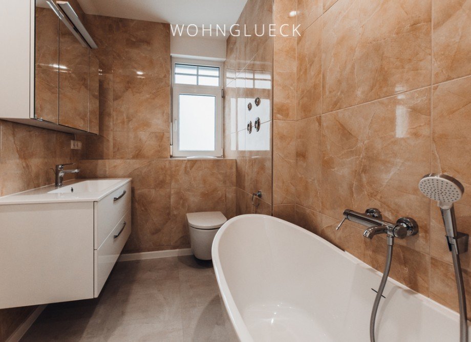 Badezimmer mit Wanne Erdgeschosswohnung Augsburg / Kriegshaber