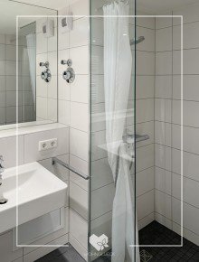 Badezimmer mit ebenerdiger Dusche M�BLIERTES UND MODERNES STUDENTENAPPARTEMENT