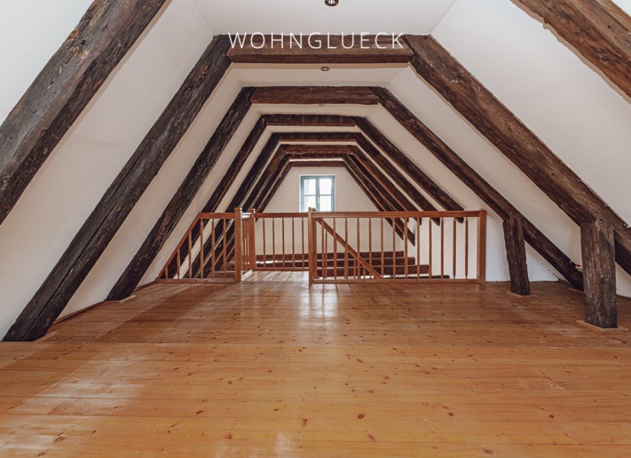 Dachspitz mit historischen Balken Einfamilienhaus Augsburg