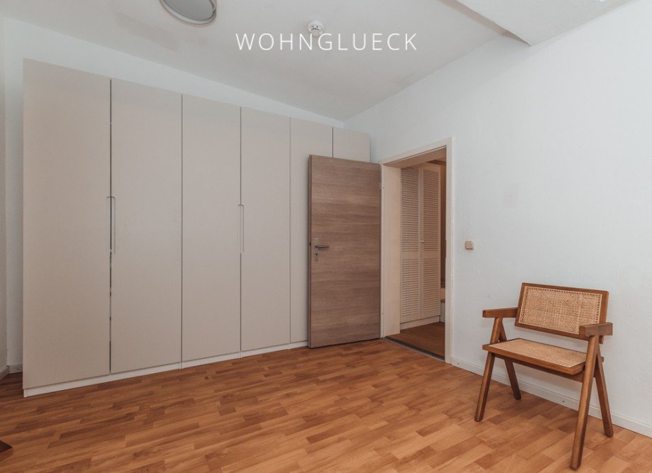 Schlafzimmer mit Einbauschrank Erdgeschosswohnung Augsburg