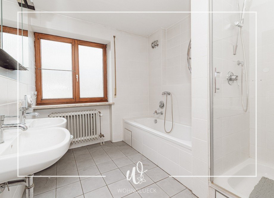 Badezimmer mit Dusche und Badewanne Zweifamilienhaus Augsburg