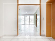 Eingangsbereich mit Blick Richtung Wohnbereich und Wintergarten PLATZ F�R FAMILIEN: HAUS IN HAUS MIT EINLIEGERWOHNUNG