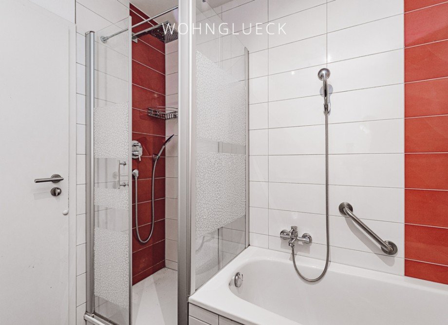 Bad mit Wanne und Dusche Etagenwohnung Augsburg
