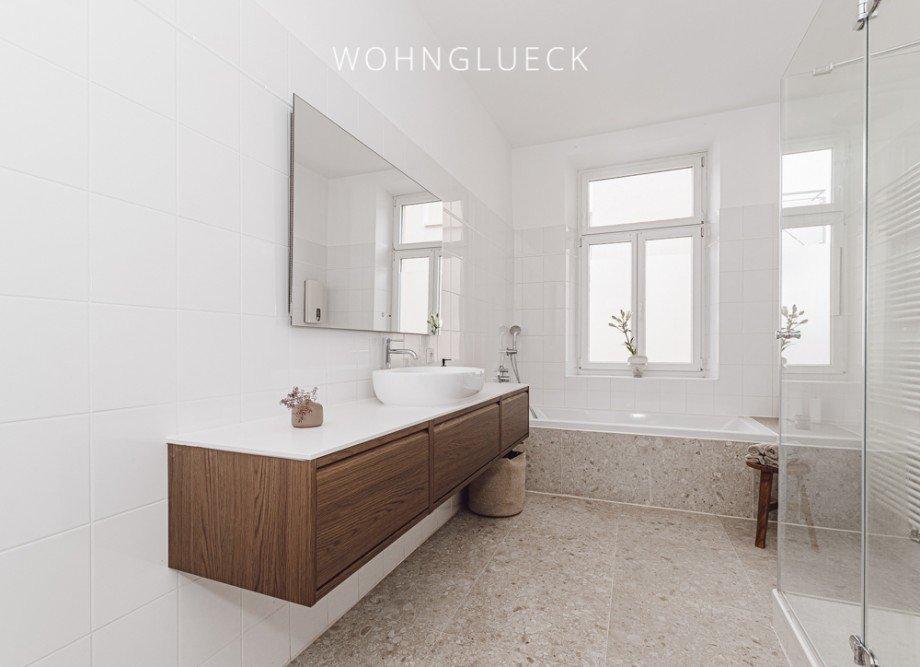 Gro�z�giges Tageslichtbad mit Dusche und Wanne Etagenwohnung Augsburg