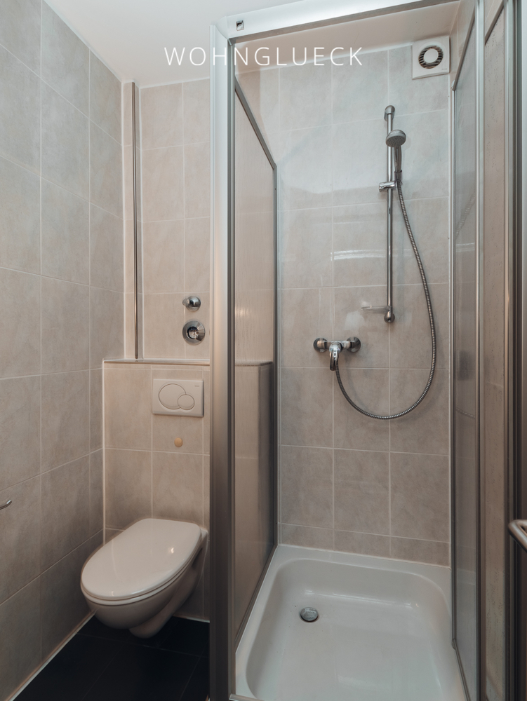 Gepflegtes Duschbad (zweites Bad) Erdgeschosswohnung M�nchen