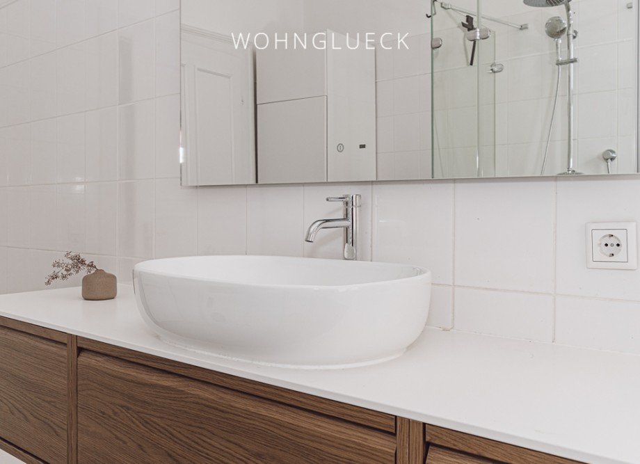 Gro�z�giges Tageslichtbad mit Dusche und Wanne Etagenwohnung Augsburg